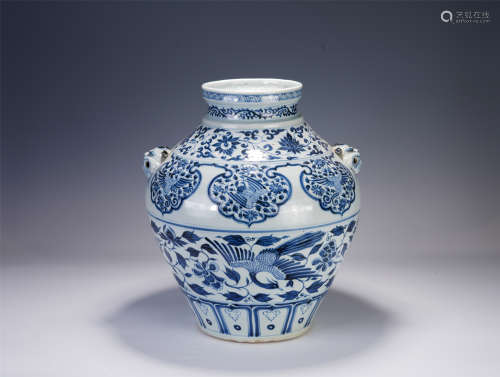 A CHINESE BLUE AND WHITE DOUBLE HANDLE PORCELAIN JAR