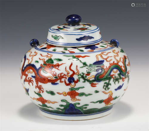 A CHINESE WU CAI PORCELAIN JAR WITH COVER