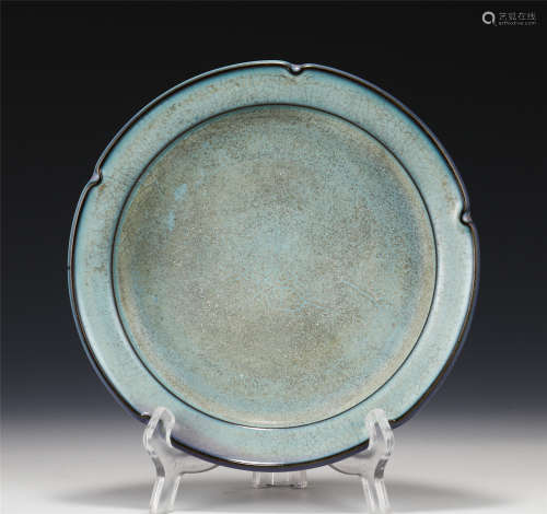 A CHINESE RY-TYPE GLAZED PORCELAIN PLATE
