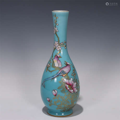 A CHINESE BLUE GROUND FAMILLE ROSE PORCELAIN VASE WITH GOLD PAINTED