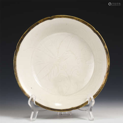 A CHINESE WHITE GLAZED PORCELAIN PLATE INLAIDED SILVER