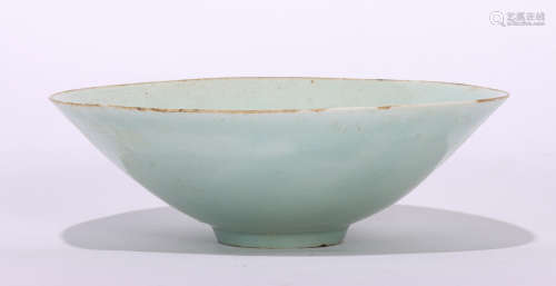 A CHINESE HUTIAN TYPE PORCELAIN BOWL