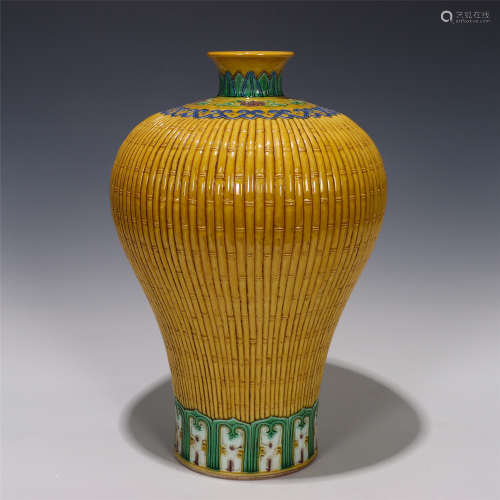 A CHINESE SNA-CAI PORCELAIN VASE