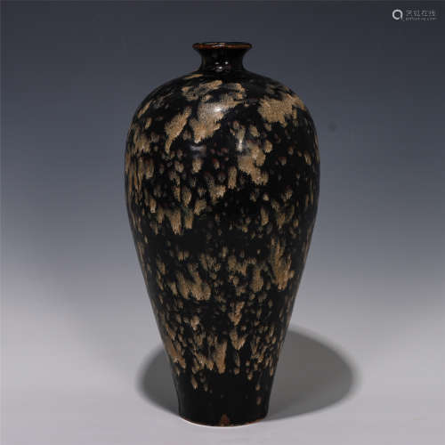 A CHINESE JIZHOU TYPE BLACK GLAZED PORCELAIN VASE