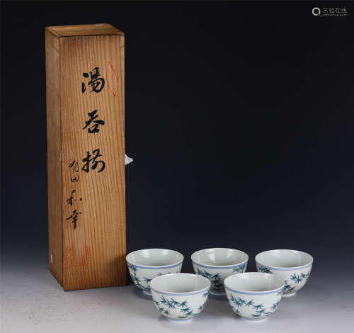 A SET OF FIVE CHINESE DOU-CAI PORCELAIN CUPS