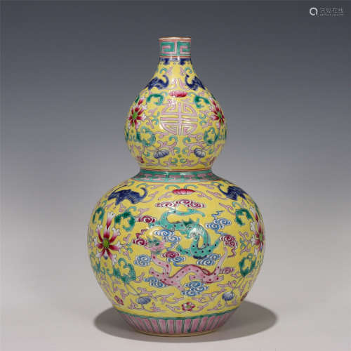 A CHINESE FAMILLE ROSE PORCELAIN DOUBLE-GOURD VASE