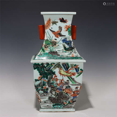 A CHINESE FAMILLE ROSE PORCELAIN SQUARE VASE