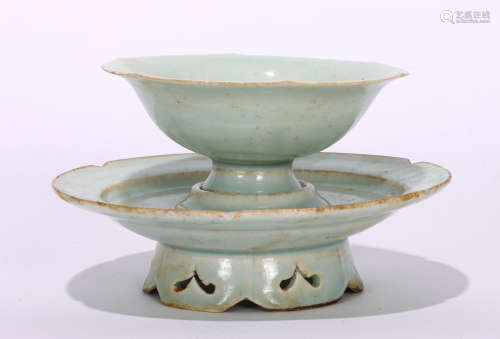 A CHINESE HUTIAN TYPE PORCELAIN TEABOWL AND STAND