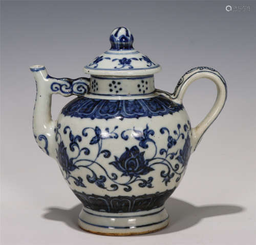 A CHINESE BLUE AND WHITE PORCELAIN TEAPOT