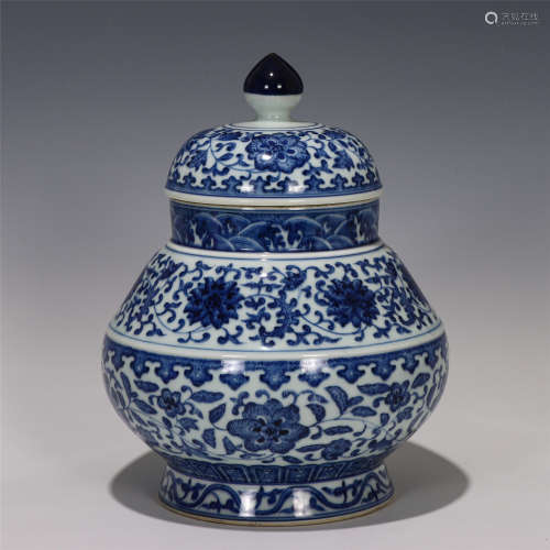 A CHINESE BLUE AND WHITE PORCELAIN LIDDED JAR
