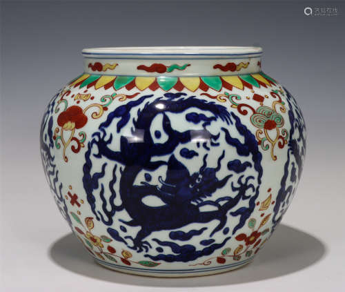 A CHINESE BLUE AND WHITE WU-CAI PORCELAIN JAR