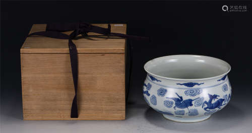 A CHINESE BLUE AND WHITE PORCELAIN CENSER