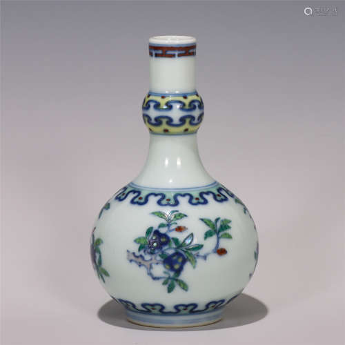 A CHINESE BLUE AND WHITE DOU-CAI PORCELAIN VASE