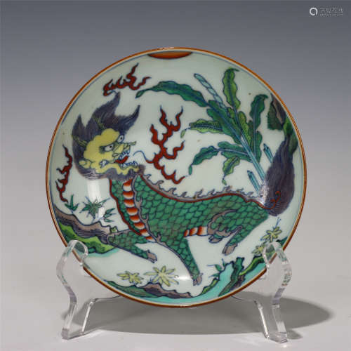 A CHINESE BLUE AND WHITE DOU-CAI PORCELAIN PLATE