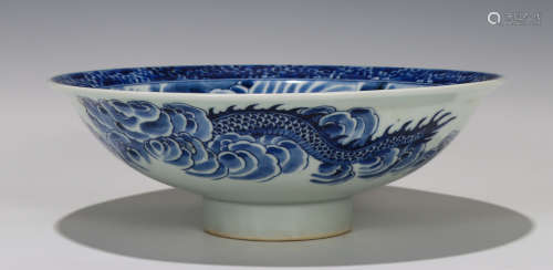 A CHINESE BLUE AND WHITE PORCELAIN STEM-PLATE