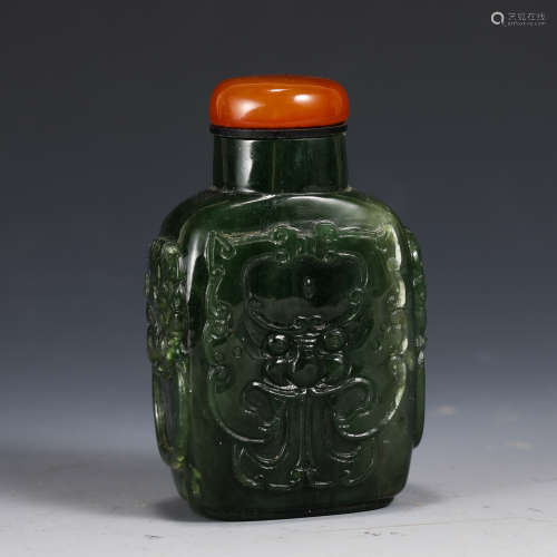 A CHINESE JASPER SNUFF BOTTLE WITH CAP