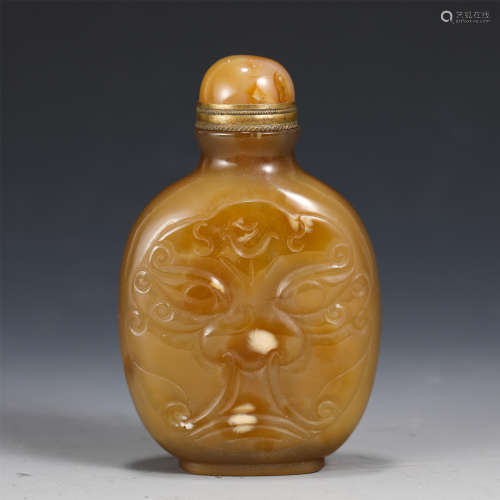 A CHINESE AGATE SNUFF BOTTLE WITH CAP