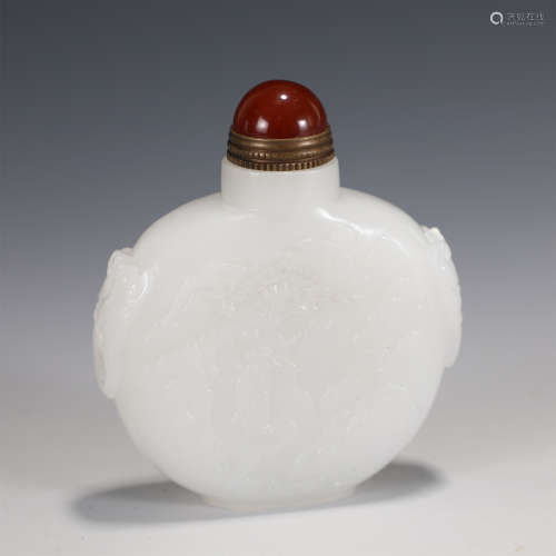 A CHINESE JADE SNUFF BOTTLE
