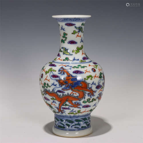 A CHINESE BLUE AND WHITE WU-CAI PORCELAIN VASE