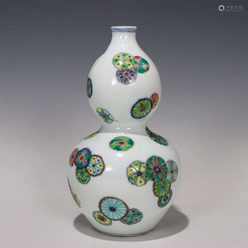 A CHINESE BLUE AND WHITE WU-CAI PORCELAIN DOUBLE GOURD VASE