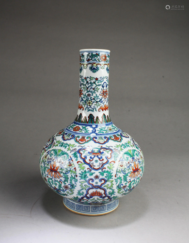 Chinese Wucai Porcelain Vase