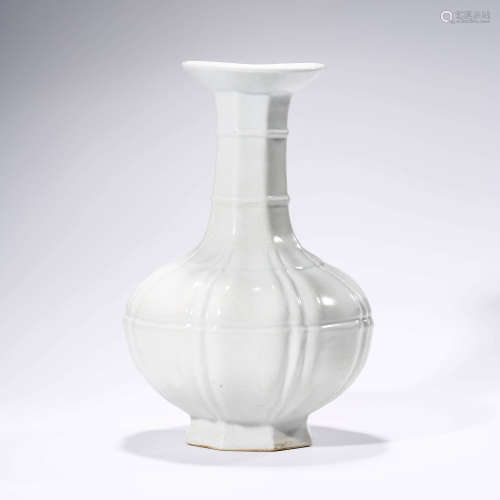 A Ge Kiln White Glaze Porcelain Open Mouth Octagonal Vase