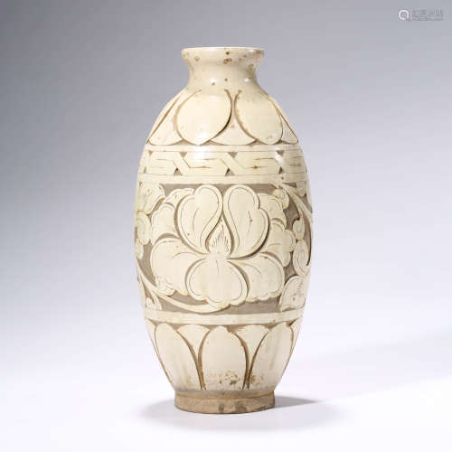 A Cizhou Kiln Floral Carved Porcelain Vase