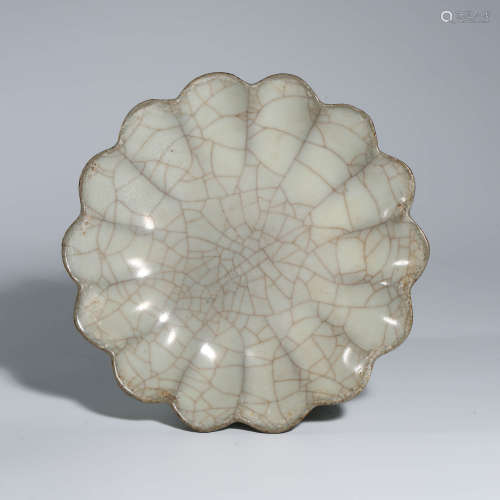 A Ge Kiln Porcelain Flower Mouth Plate