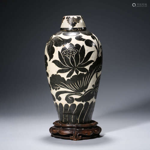 A Cizhou Kiln Carved Black Glaze Lotus Pattern Porcelain Meiping