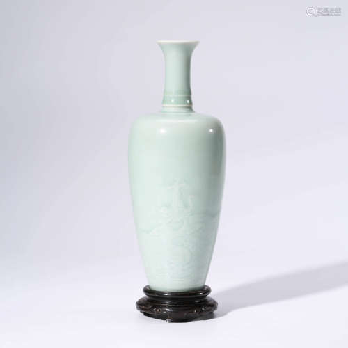 A Celadon Glaze Dragon Pattern Porcelain Vase