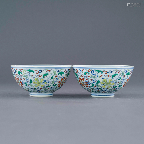 PAIR QIANLONG DOUCAI FLORAL BOWLS