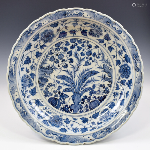 YUAN BLUE AND WHITE SCALLOPED RIM PLATE