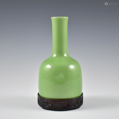 QIANLONG APPLE GREEN MONOCHROME BELL VASE ON STAND