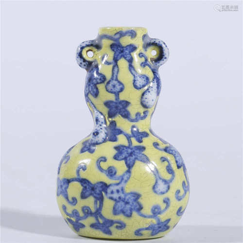 Qing Dynasty Qianlong blue and white gourd bottle with yellow background
