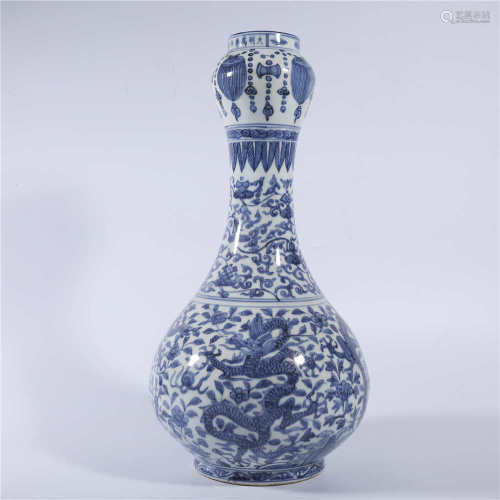 Blue and white garlic bottle with dragon pattern in Ming Dynasty