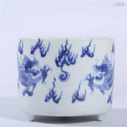 Blue and white three legged pen holder with dragon pattern in Qing Dynasty