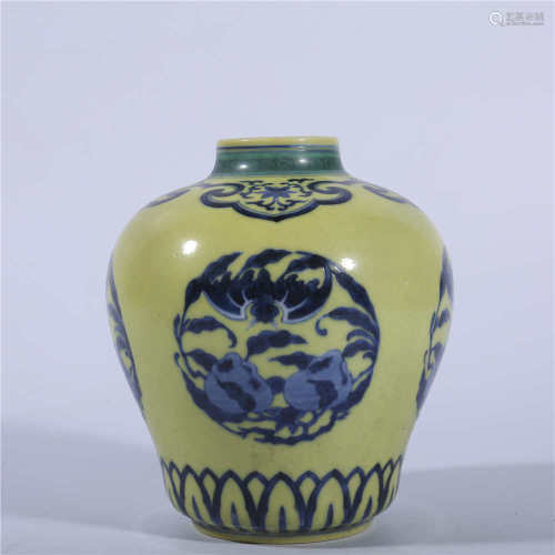 Blue and white jar with yellow bottom in Yongzheng of Qing Dynasty