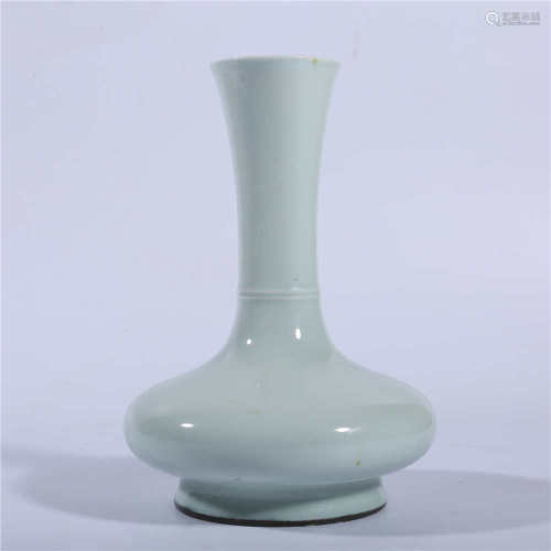 Qing Dynasty Qianlong powder blue glaze bottle