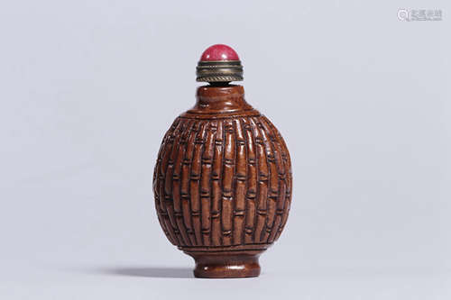 WALNUT CARVED 'BAMBOO SECTIONS' SNUFF BOTTLE