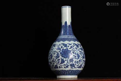 QING DYNASTY QIANLONG PERIOD-BLUE WHITE FOLIAGE VASE