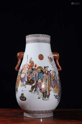 QING DYNASTY QIANLONG PERIOD-FAMILLE ROSE EIGHTEEN LUOHANS VASE WITH HANDLES