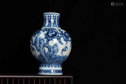 QING DYNASTY QIANLONG PERIOD-BLUE WHITE BATS PEACHES LONGEVITY VASE