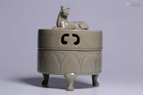 YAOZHOU WARE CELADON GLAZED TRIPOD CENSER WITH LID