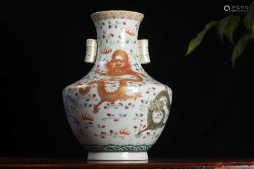 QING DYNASTY QIANLONG PERIOD-FAMILLE ROSE DRAGONS VASE WITH HANDLES