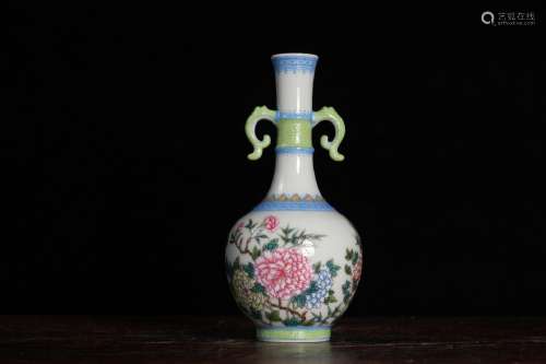 QING DYNASTY QIANLONG PERIOD-FAMILLE ROSE FLOWERS VASE WITH HANDLES