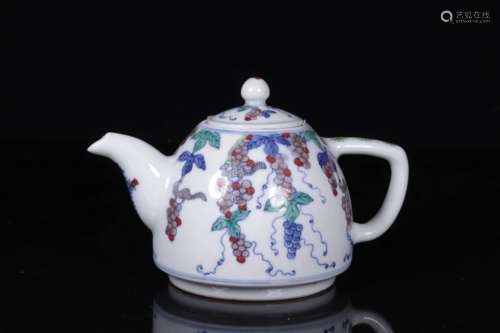 DOUCAI 'GRAPES' DOME SHAPED TEAPOT