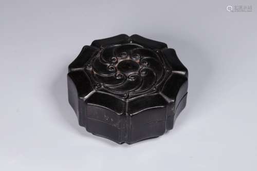 ZITAN WOOD CARVED OCTAGONAL AND LOBED BOX WITH COVER