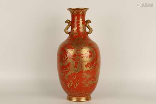 QING DYNASTY QIANLONG PERIOD-RED GLAZING GILT DRAGONS VASE WITH HANDLES