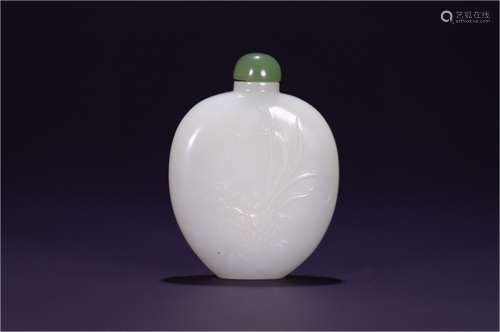 A Chinese Carved Jade Snuff Bottle