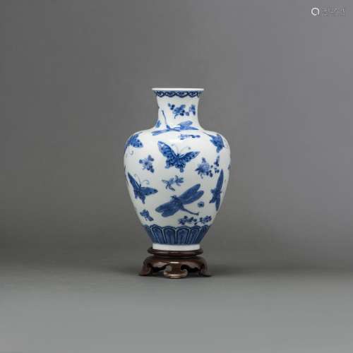 A BLUE AND WHITE 'BUTTERFLY AND DRAGONFLY' VASE, DAOGUANG MARK